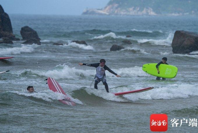 连续压爆多枚乌军地雷 俄扫雷坦克前线画面公开
